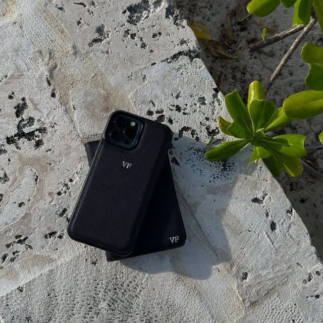 Estuche de cuero saffiano negro Mercure sobre piedra clara